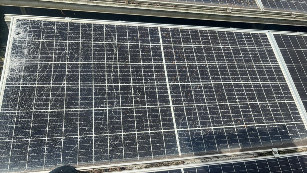 表面にひび割れのある太陽光パネルの現場写真